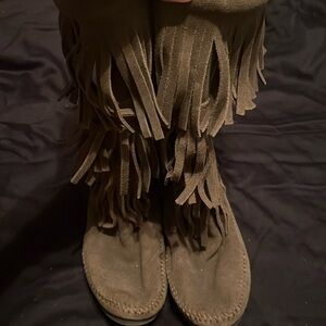 Minnetonka Moccasin boot- 3 layer fringe, 8